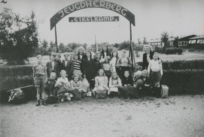 876392 Groepsportret van de leerlingen van de Nederlands Hervormde Gemeenteschool nr. 2 (Waterstraat 27) in Wijk C te ...